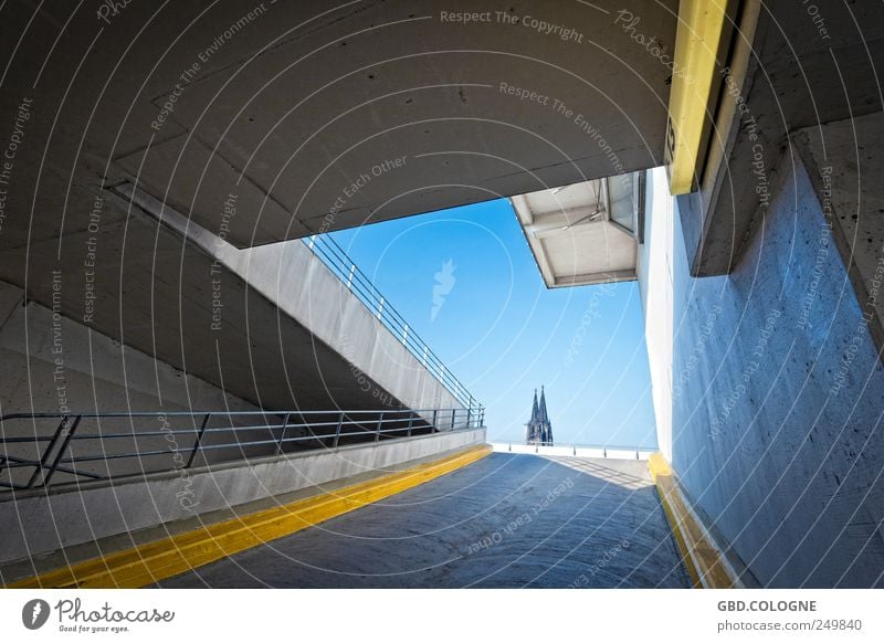 Wohnung mit Dom-Blick zu vermieten! Sightseeing Stadt Stadtzentrum Menschenleer Kirche Parkhaus Bauwerk Gebäude Architektur Sehenswürdigkeit Wahrzeichen Denkmal