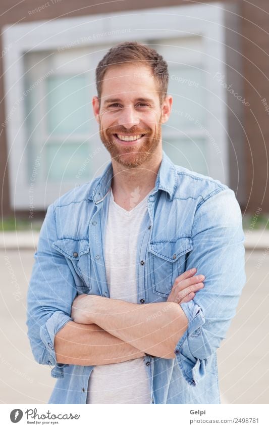 Lässiger Typ Lifestyle Stil Glück Haare & Frisuren Gesicht Erholung Sommer Mensch maskulin Junge Mann Erwachsene Natur Park Gebäude Straße Mode Hemd Jeanshose