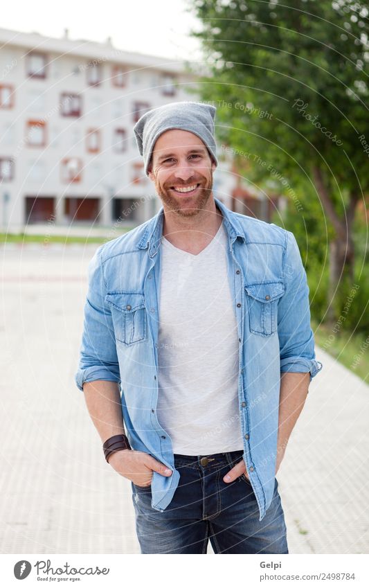 Lässiger Typ Lifestyle Stil Glück Haare & Frisuren Gesicht Erholung Sommer Mensch maskulin Junge Mann Erwachsene Natur Park Straße Mode Hemd Jeanshose Vollbart