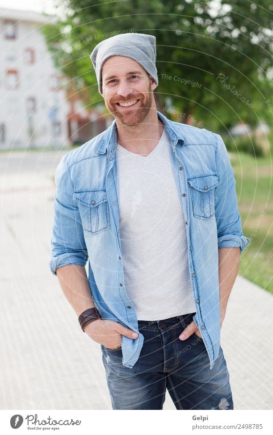 Lässiger Typ Lifestyle Stil Glück Haare & Frisuren Gesicht Erholung Sommer Mensch maskulin Junge Mann Erwachsene Natur Park Straße Mode Hemd Jeanshose Vollbart