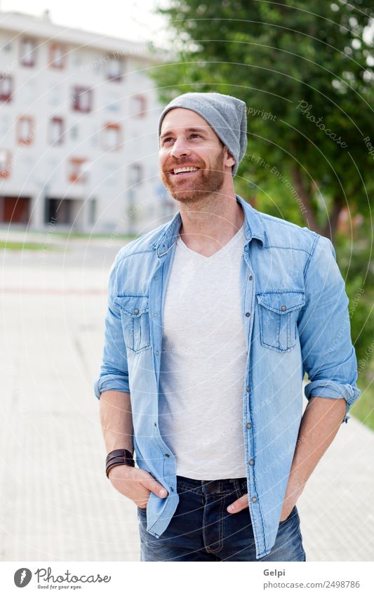 Lässiger Typ Lifestyle Stil Glück Haare & Frisuren Gesicht Erholung Sommer Mensch maskulin Junge Mann Erwachsene Natur Park Straße Mode Hemd Jeanshose Vollbart