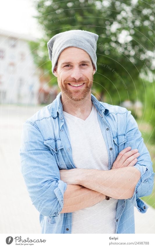 Lässiger Typ Lifestyle Stil Glück Haare & Frisuren Gesicht Erholung Sommer Mensch maskulin Junge Mann Erwachsene Natur Park Straße Mode Hemd Jeanshose Vollbart