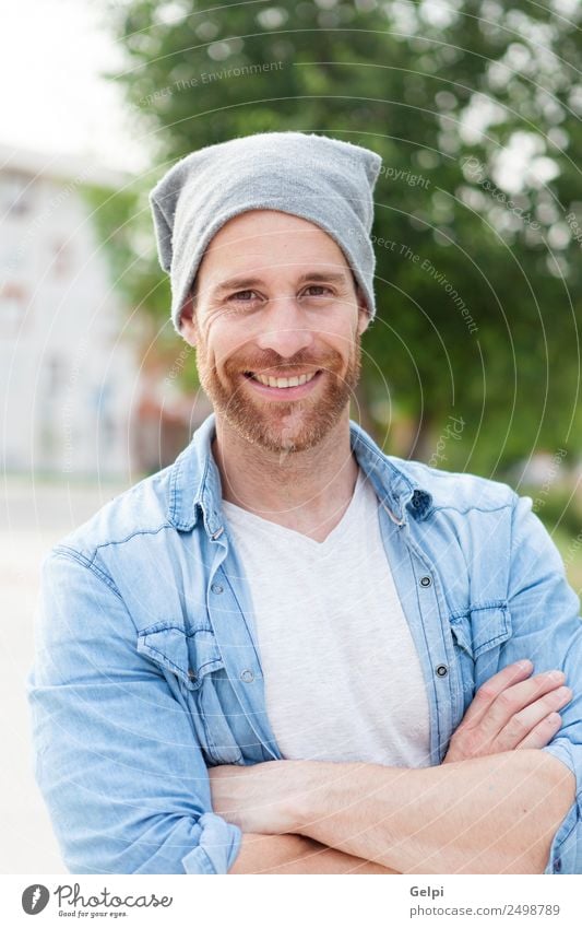 Lässiger Typ Lifestyle Stil Glück Haare & Frisuren Gesicht Erholung Sommer Mensch maskulin Junge Mann Erwachsene Natur Park Straße Mode Hemd Jeanshose Vollbart