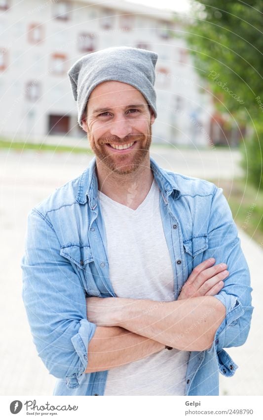 Lässiger Typ Lifestyle Stil Glück Haare & Frisuren Gesicht Erholung Sommer Mensch maskulin Junge Mann Erwachsene Natur Park Straße Mode Hemd Jeanshose Vollbart