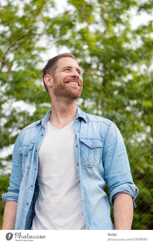 Lässiger Typ Lifestyle Stil Glück Haare & Frisuren Gesicht Erholung Sommer Mensch maskulin Junge Mann Erwachsene Natur Park Mode Hemd Jeanshose Vollbart