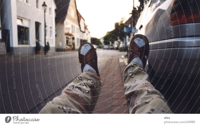 fallschuhrum Schuhe Schlappen Tarnung Strümpfe Abfluss fallen Sommer Verkehr Fototechnik PKW Straße blau sitzen Angelköder Erholung Perspektive