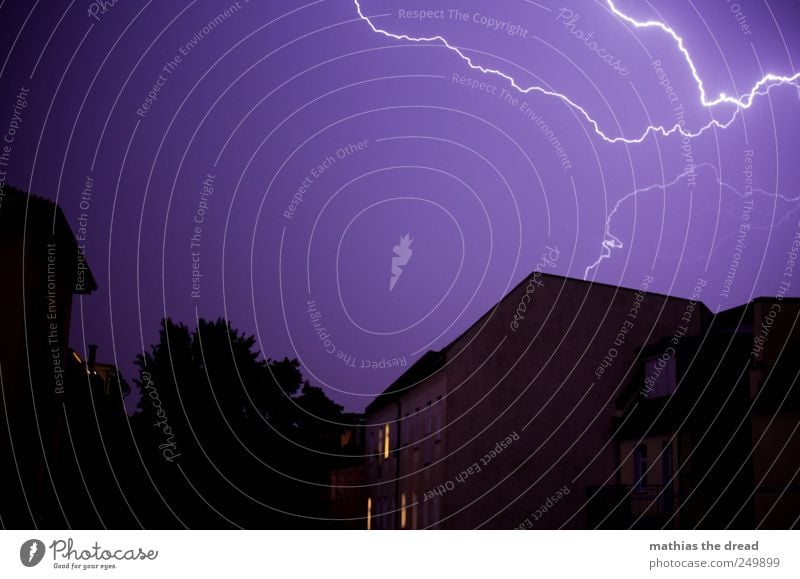 BLITZ Umwelt Natur Urelemente Himmel Horizont schlechtes Wetter Gewitter Blitze Stadt Haus Bauwerk Gebäude Mauer Wand Fassade Fenster Dach ästhetisch