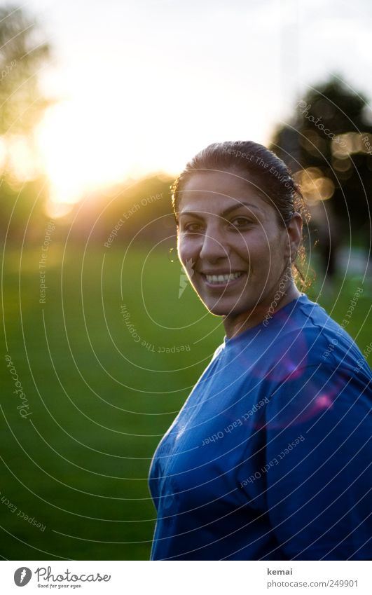 Vorher Sportler Sportstätten Fußballplatz Mensch Junge Frau Jugendliche Erwachsene Leben Kopf Gesicht 1 18-30 Jahre 30-45 Jahre Lächeln stehen Fröhlichkeit