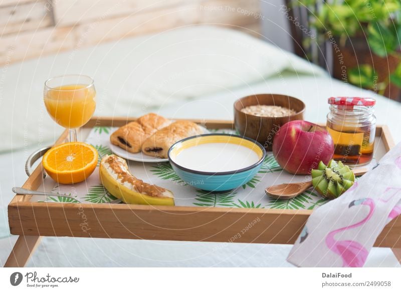 Frühstück im Bett Apfel Croissant Essen Getränk Saft Kaffee Tee Lifestyle Reichtum Leben Erholung Ferien & Urlaub & Reisen Schlafzimmer Frau Erwachsene Paar