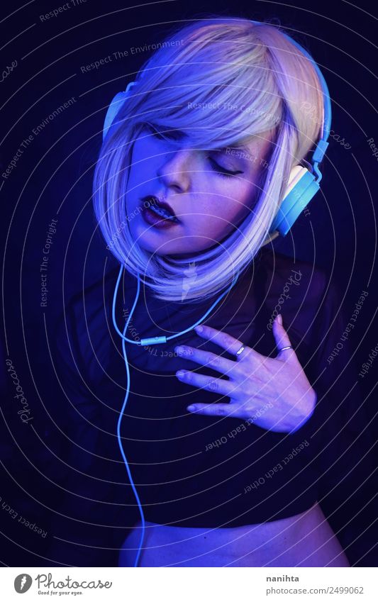 Junge Frau tanzt und hört Musik. Lifestyle Stil Design exotisch schön Nachtleben Entertainment Party Veranstaltung Diskjockey ausgehen Tanzen Headset Kopfhörer