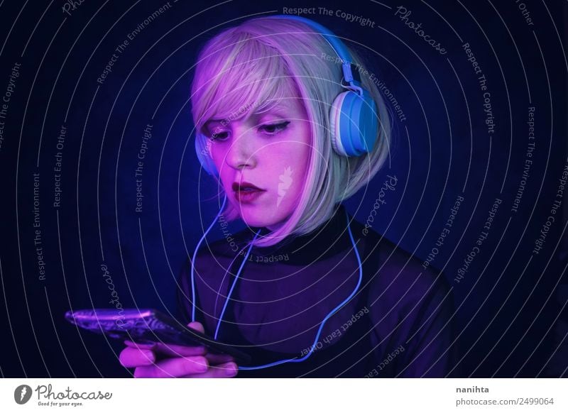 Junge Frau mit Technik Lifestyle elegant Stil schön Haare & Frisuren Gesicht Freizeit & Hobby Nachtleben Party Musik ausgehen Headset Kopfhörer