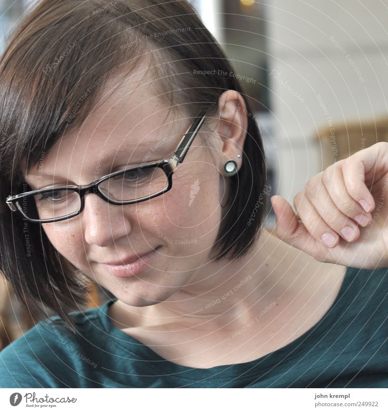 una.stella.raggiante feminin Junge Frau Jugendliche Kopf Haare & Frisuren Hand 1 Mensch 18-30 Jahre Erwachsene Brille Schmuck Lächeln schön grün Romantik