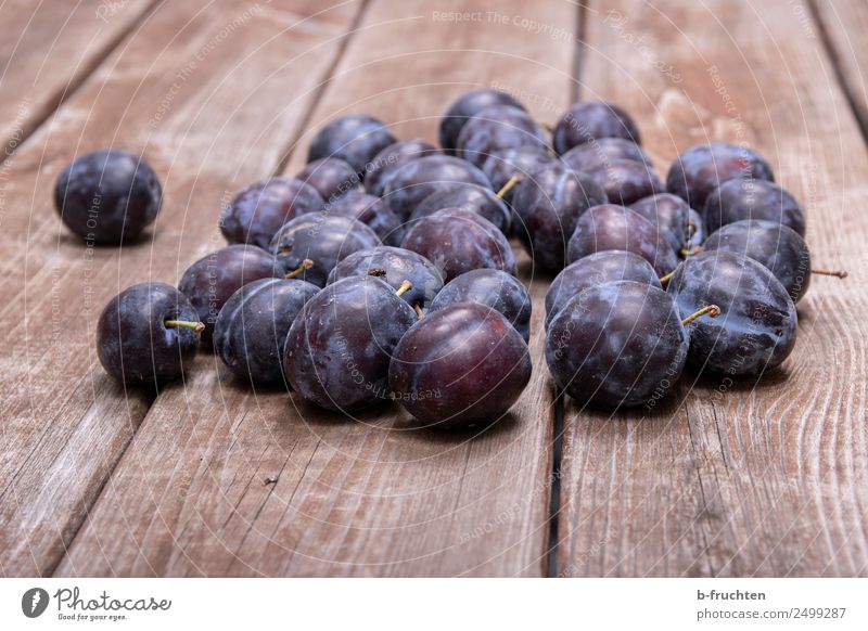 Zwetschgen Lebensmittel Frucht Bioprodukte Vegetarische Ernährung Holz frisch Gesundheit genießen Pflaume liegen verteilt reif Ernte Farbfoto Innenaufnahme