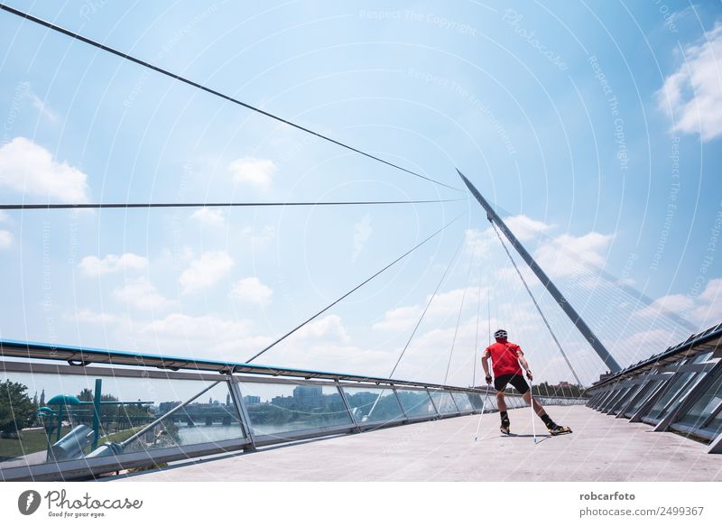 Ein junger Mann beim Langlaufen mit Rollschuhen Lifestyle Stil Erholung Sommer Sport Erwachsene Fuß Straße Bewegung Geschwindigkeit Konkurrenz Rolle Ski