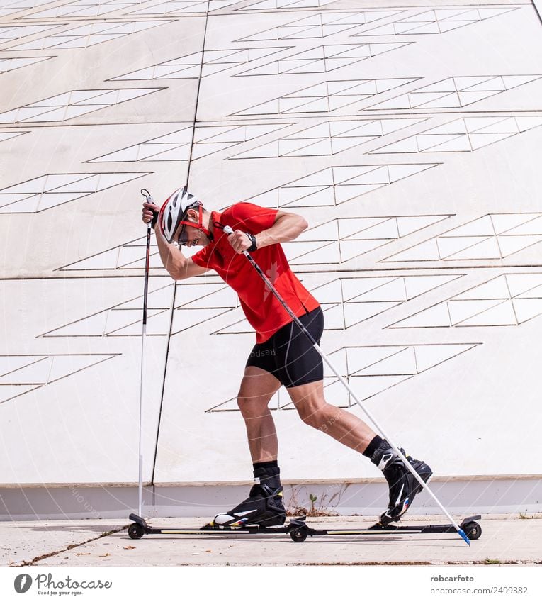 Ein junger Mann beim Langlaufen mit Rollschuhen Lifestyle Stil Freizeit & Hobby Sommer Berge u. Gebirge Sport Skifahren Skier Erwachsene Natur Landschaft Park