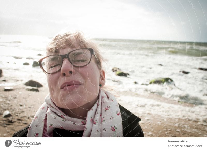 Augen zudrücken Stil Sommerurlaub Strand Meer Wellen Mensch Frau Erwachsene Kopf Mund Lippen 1 18-30 Jahre Jugendliche Sand Wolkenloser Himmel Sonnenlicht