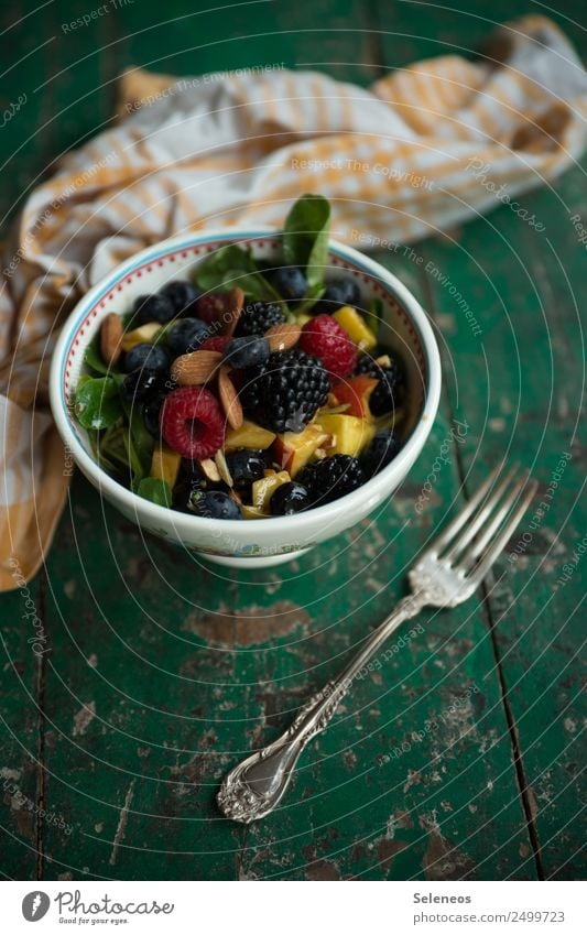 Obstsalat Beeren Brombeeren Himbeeren Feldsalat Heidelbeere Mango Handtuch Gabel Lebensmittel Frucht Blaubeeren frisch süß Ernährung Gesundheit lecker blau