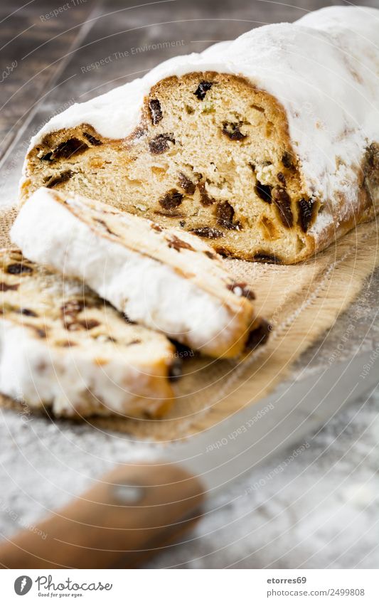 Christstollen. Weihnachten & Advent Anti-Weihnachten Dessert süß Bonbon Tradition Lebensmittel Gesunde Ernährung Speise Foodfotografie Deutsch Deutsche backen