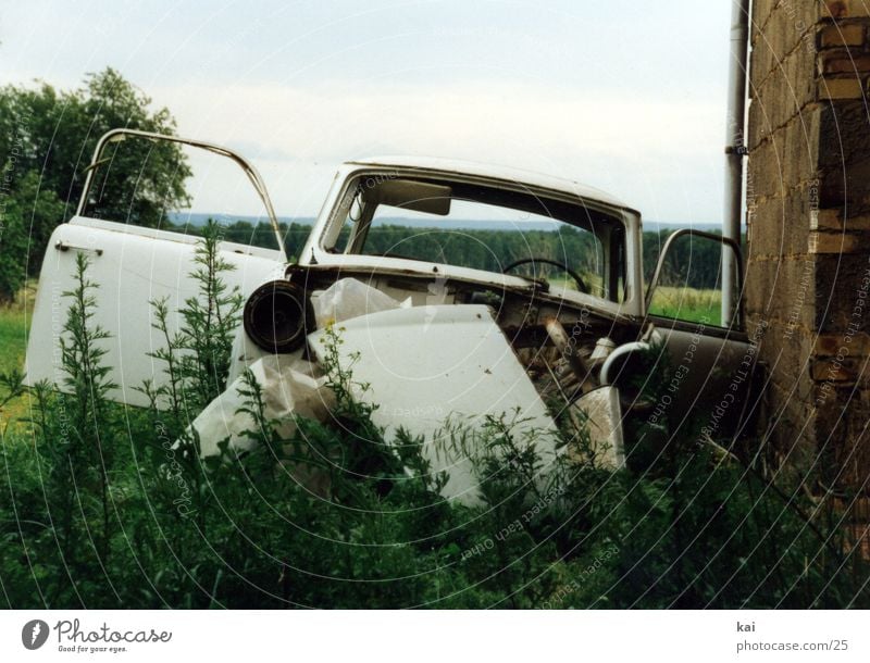 Trabant Osten kultig Trabbi DDR PKW Autowrack Schrott schrottreif Müllentsorgung Autoverwertung Textfreiraum oben alt