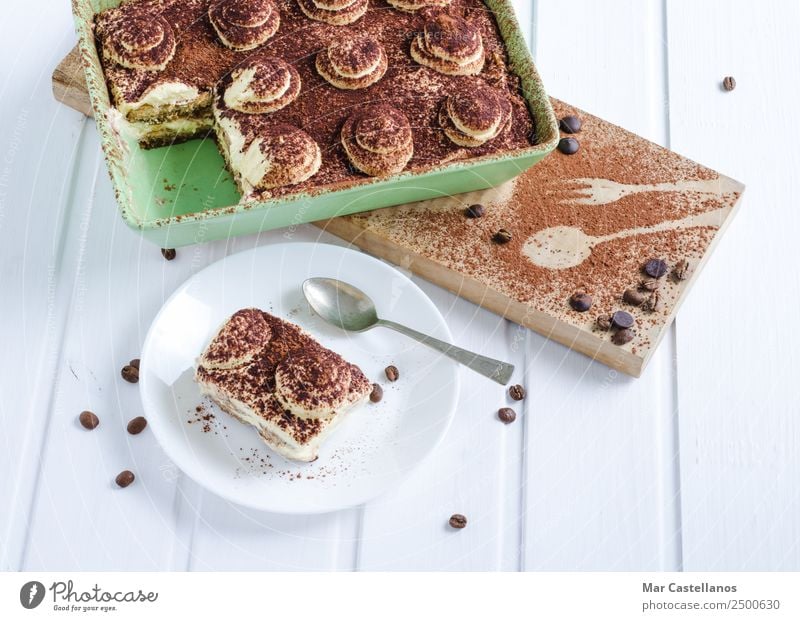 Teller mit Tiramisu-Teil auf weißem Hintergrund. Lebensmittel Käse Dessert Schokolade Essen Kaffee Löffel Sommer Dekoration & Verzierung Küche Holz frisch