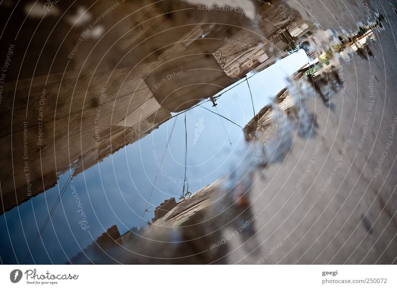 andere Seite Wasser Himmel Altstadt Menschenleer Haus Straße Unendlichkeit Gasse Pfütze Farbfoto Außenaufnahme Textfreiraum rechts Tag Reflexion & Spiegelung