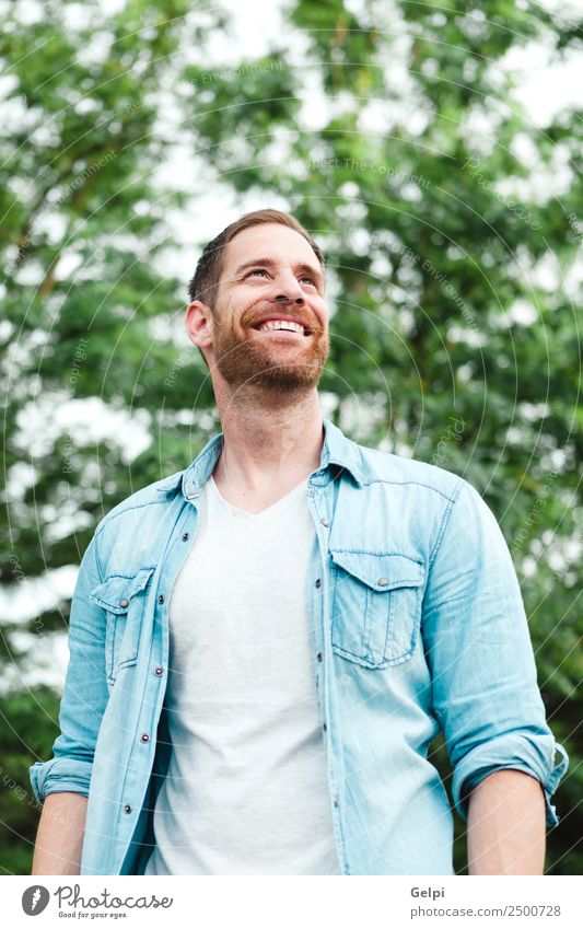 Lässiger Typ Lifestyle Stil Glück Haare & Frisuren Gesicht Erholung Sommer Mensch maskulin Junge Mann Erwachsene Natur Park Mode Hemd Jeanshose Vollbart