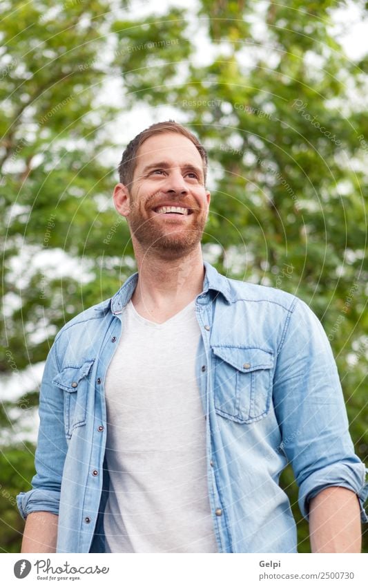 Lässiger Typ Lifestyle Stil Glück Haare & Frisuren Gesicht Erholung Sommer Mensch maskulin Junge Mann Erwachsene Natur Park Mode Hemd Jeanshose Vollbart