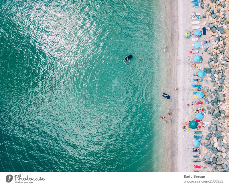 Luftaufnahme von fliegenden Drohnen der Menschenmenge, die sich am Strand in Rumänien am Schwarzen Meer entspannen. Fluggerät Aussicht Sand Hintergrundbild