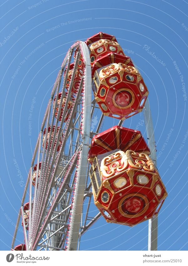 Fahrt ins Blaue rot rund Riesenrad bezahlen Laune historisch Luftverkehr blau Himmel alt Schönes Wetter Graffiti Freude