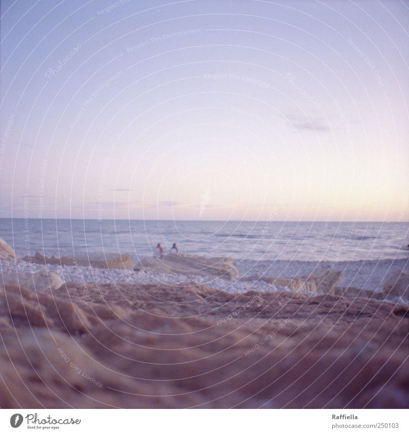 gemeinsam Sommer Sommerurlaub Strand Meer Wellen Sand Wasser Himmel Wolken Sonnenaufgang Sonnenuntergang Blick sitzen frisch Glück blau Paar genießen Aussicht