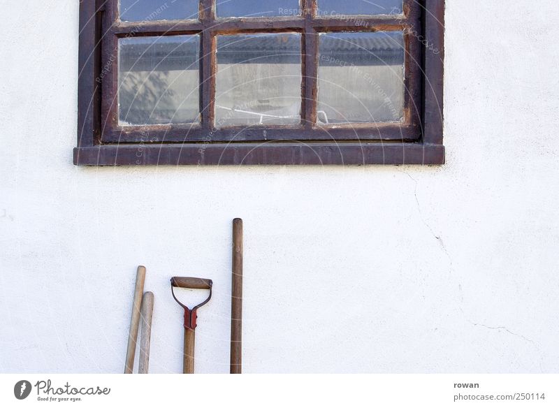 auf dem hof Werkzeug Schaufel Dorf Haus Gebäude Mauer Wand Fassade Garten Fenster alt Besenstiel Griff Gartenarbeit Landleben Reflexion & Spiegelung Holzfenster