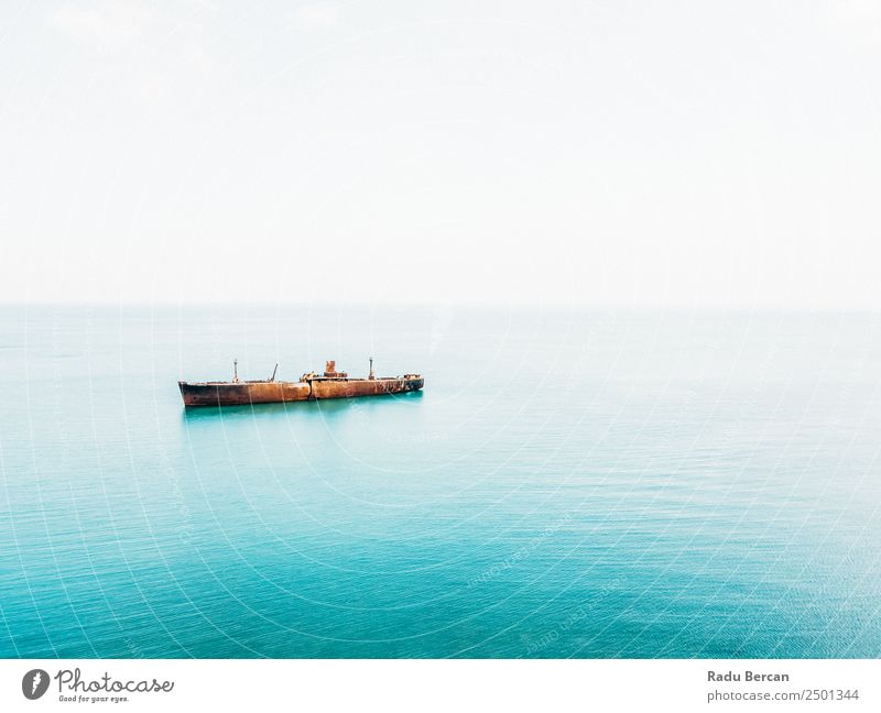 Luftbilddrohne Ansicht des alten Schiffbruch-Geisterschiffes Wasserfahrzeug schiffbrüchig Strand Schiffswrack Meer Verlassen Ferien & Urlaub & Reisen Landschaft