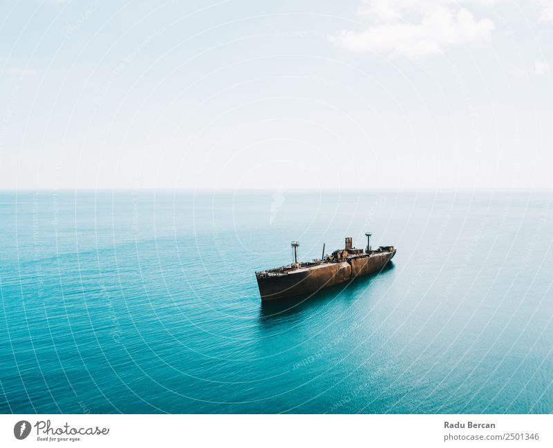 Luftbilddrohne Ansicht des alten Schiffbruch-Geisterschiffes Wasserfahrzeug schiffbrüchig Strand Schiffswrack Meer Verlassen Ferien & Urlaub & Reisen Landschaft