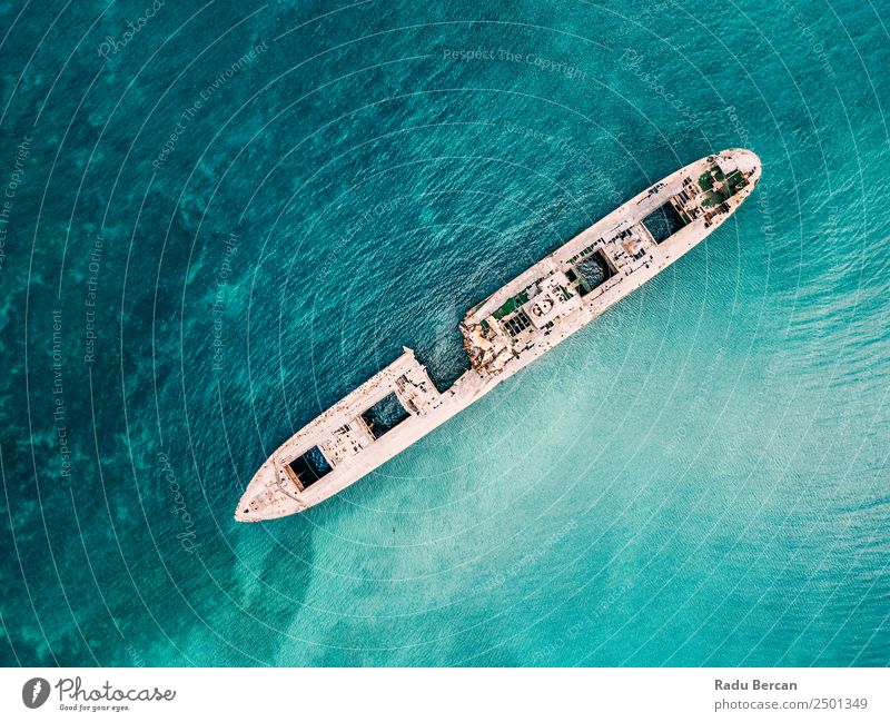 Luftbilddrohne Ansicht des alten Schiffbruch-Geisterschiffes Wasserfahrzeug schiffbrüchig Strand Schiffswrack Meer Verlassen Ferien & Urlaub & Reisen Landschaft