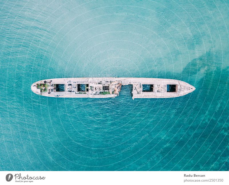 Luftbilddrohne Ansicht des alten Schiffbruch-Geisterschiffes Wasserfahrzeug schiffbrüchig Strand Schiffswrack Meer Verlassen Ferien & Urlaub & Reisen Landschaft