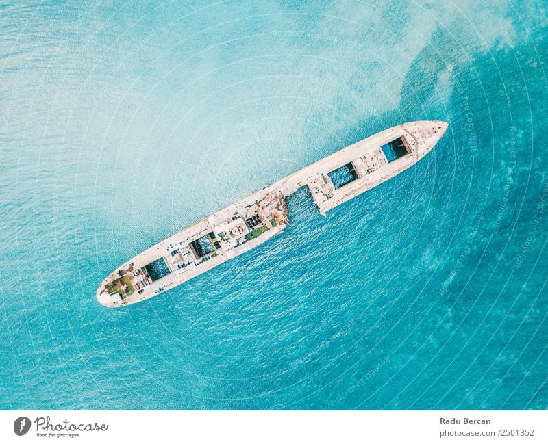 Luftbilddrohne Ansicht des alten Schiffbruch-Geisterschiffes Wasserfahrzeug schiffbrüchig Strand Schiffswrack Meer Verlassen Ferien & Urlaub & Reisen Landschaft