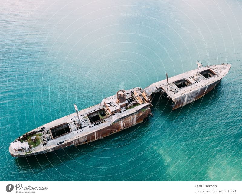 Luftbilddrohne Ansicht des alten Schiffbruch-Geisterschiffes Wasserfahrzeug schiffbrüchig Strand Schiffswrack Meer Verlassen Ferien & Urlaub & Reisen Landschaft