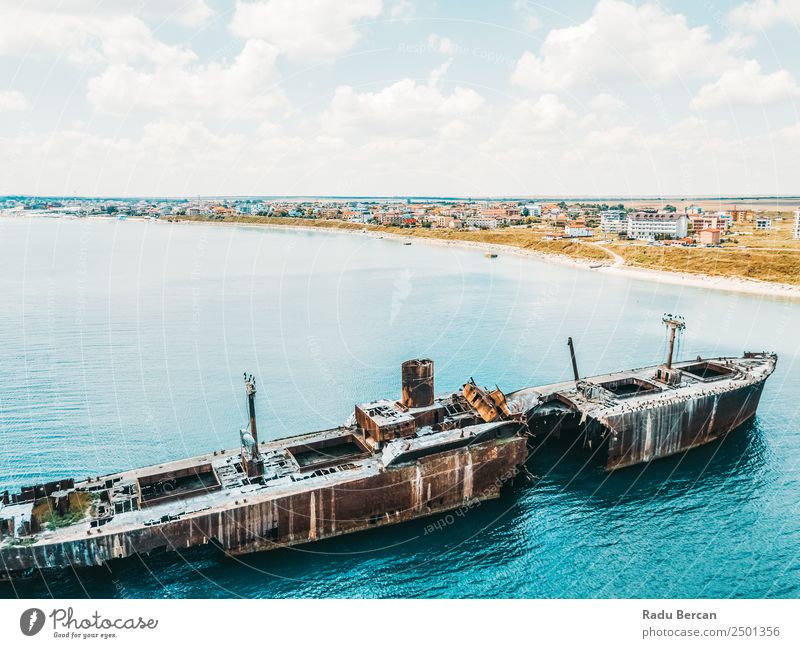 Luftbilddrohne Ansicht des alten Schiffbruch-Geisterschiffes Wasserfahrzeug schiffbrüchig Strand Schiffswrack Meer Verlassen Ferien & Urlaub & Reisen Landschaft