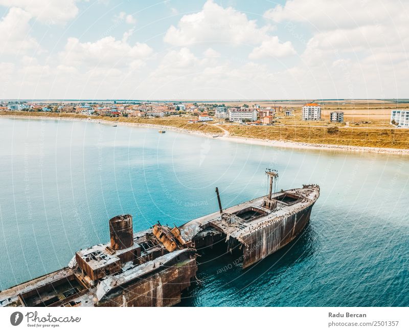 Luftbilddrohne Ansicht des alten Schiffbruch-Geisterschiffes Wasserfahrzeug schiffbrüchig Strand Schiffswrack Meer Verlassen Ferien & Urlaub & Reisen Landschaft