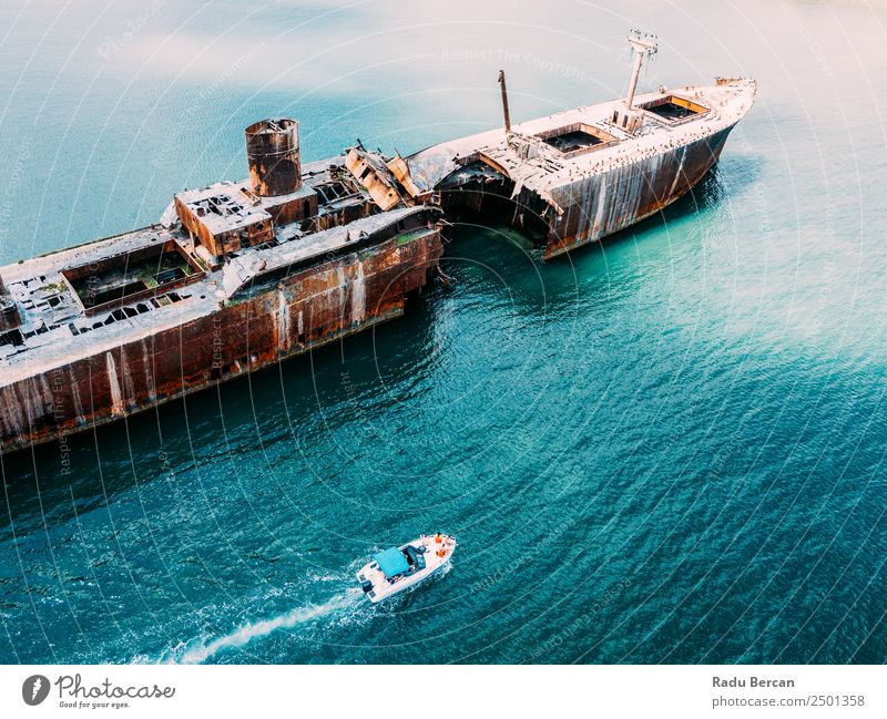 Luftbilddrohne Ansicht des alten Schiffbruch-Geisterschiffes Wasserfahrzeug schiffbrüchig Strand Schiffswrack Meer Verlassen Ferien & Urlaub & Reisen Landschaft