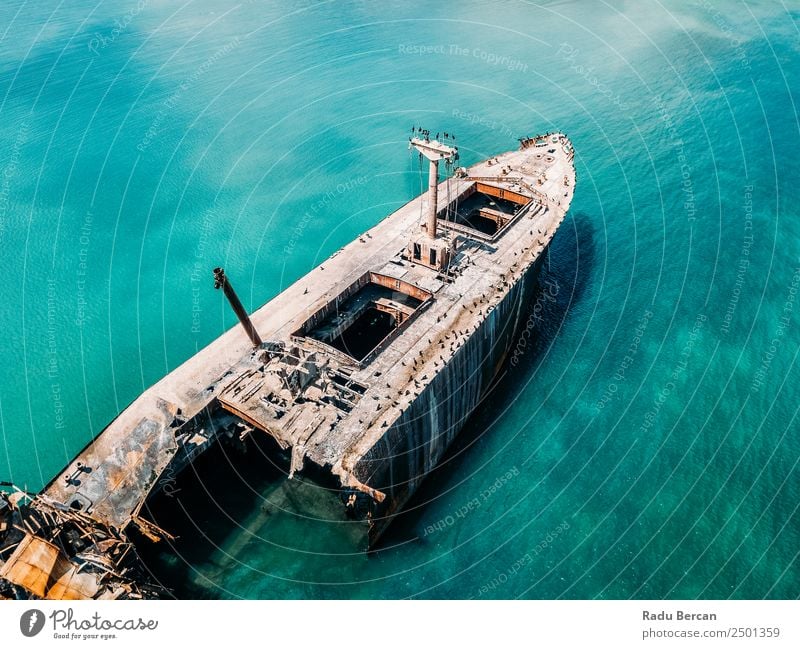 Luftbilddrohne Ansicht des alten Schiffbruch-Geisterschiffes Wasserfahrzeug schiffbrüchig Strand Schiffswrack Meer Verlassen Ferien & Urlaub & Reisen Landschaft