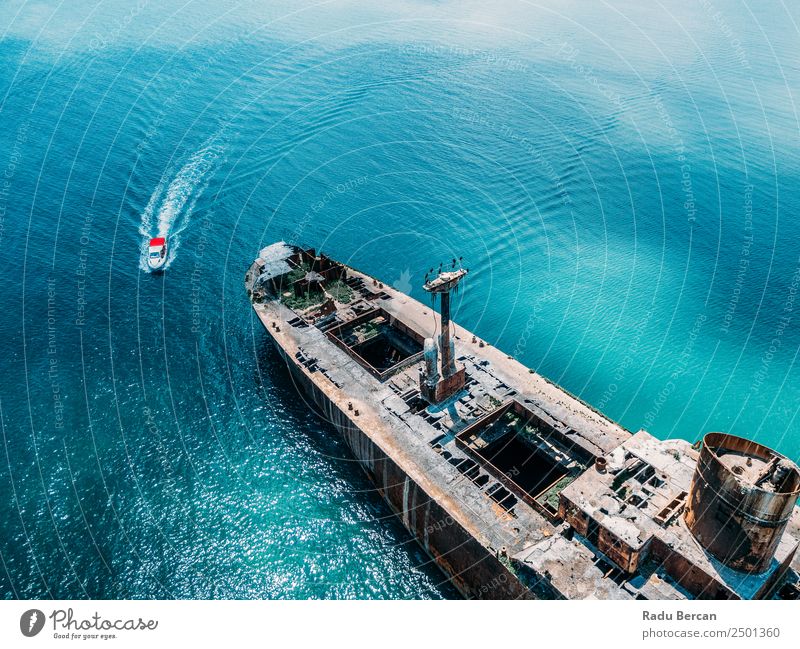 Luftbilddrohne Ansicht des alten Schiffbruch-Geisterschiffes Wasserfahrzeug schiffbrüchig Strand Schiffswrack Meer Verlassen Ferien & Urlaub & Reisen Landschaft