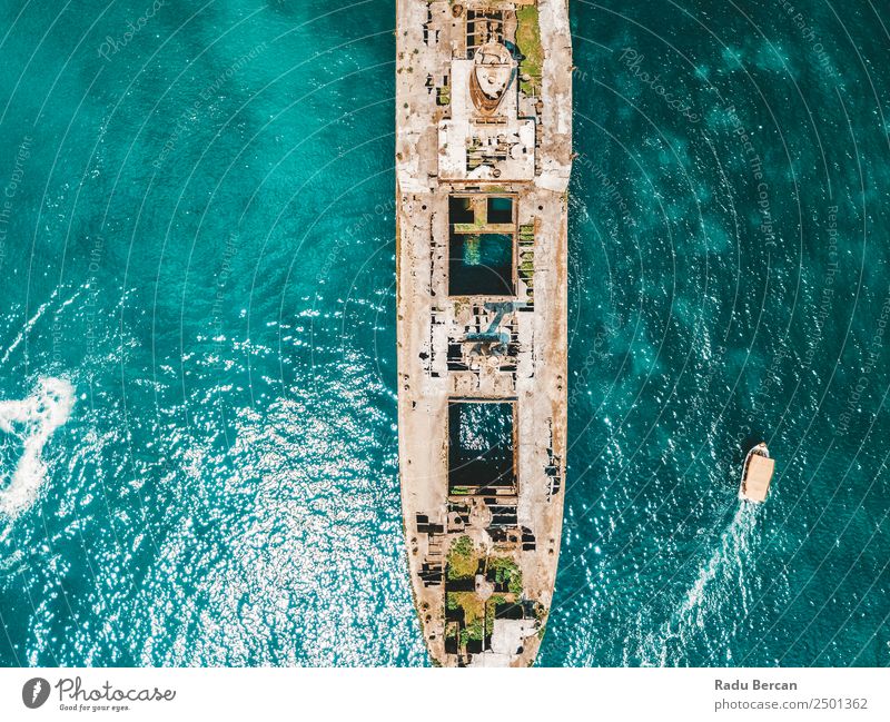 Luftbilddrohne Ansicht des alten Schiffbruch-Geisterschiffes Wasserfahrzeug schiffbrüchig Strand Schiffswrack Meer Verlassen Ferien & Urlaub & Reisen Landschaft