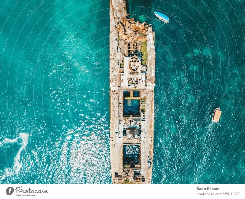 Luftbilddrohne Ansicht des alten Schiffbruch-Geisterschiffes Wasserfahrzeug schiffbrüchig Strand Schiffswrack Meer Verlassen Ferien & Urlaub & Reisen Landschaft