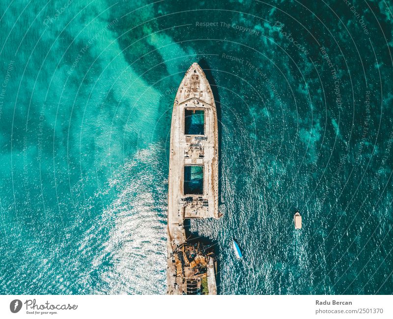 Luftbilddrohne Ansicht des alten Schiffbruch-Geisterschiffes Wasserfahrzeug schiffbrüchig Strand Schiffswrack Meer Verlassen Ferien & Urlaub & Reisen Landschaft