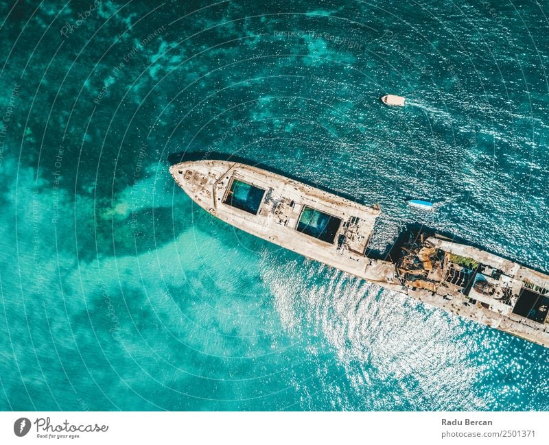 Luftbilddrohne Ansicht des alten Schiffbruch-Geisterschiffes Wasserfahrzeug schiffbrüchig Strand Schiffswrack Meer Verlassen Ferien & Urlaub & Reisen Landschaft