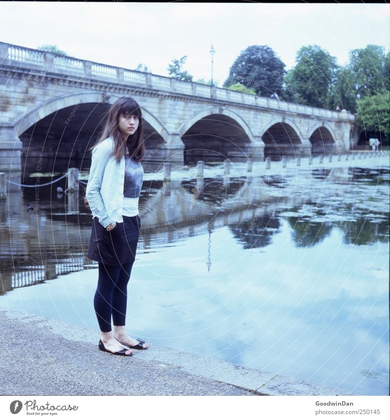 hyde Park. Mensch feminin Junge Frau Jugendliche 1 Umwelt Natur See Brücke authentisch frei kalt schön Stimmung Farbfoto Außenaufnahme Tag Licht