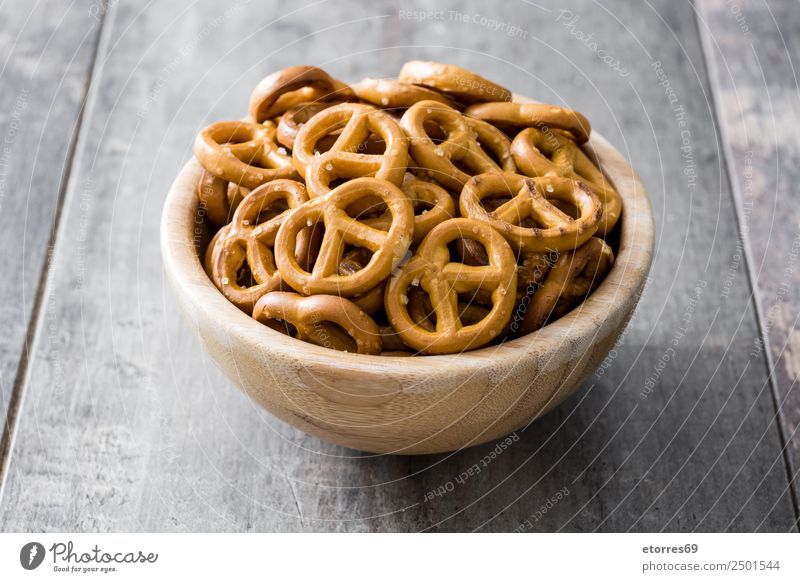 Gesalzene Brezeln in Schüssel auf Holz Lebensmittel Plätzchen Salz Ernährung Essen Frühstück Mittagessen Abendessen Bioprodukte Vegetarische Ernährung