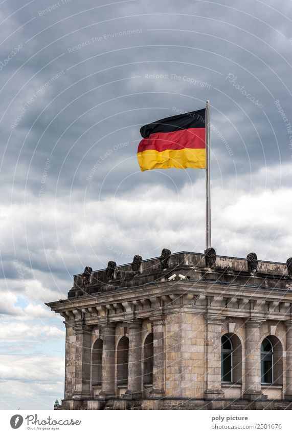 Bundestag, Reichstag in Berlin mit Deutschland Flagge Stadt Hauptstadt Stadtzentrum Deutscher Bundestag Identität Ferien & Urlaub & Reisen Wandel & Veränderung