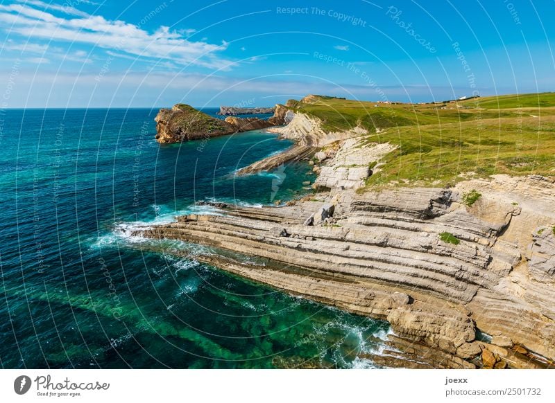 Felsige Steilküste am mit grünen Wiesen und blauem Himmel Felsen Weitwinkel Starke Tiefenschärfe Natur Außenaufnahme Küste steilhang Schönes Wetter Landschaft